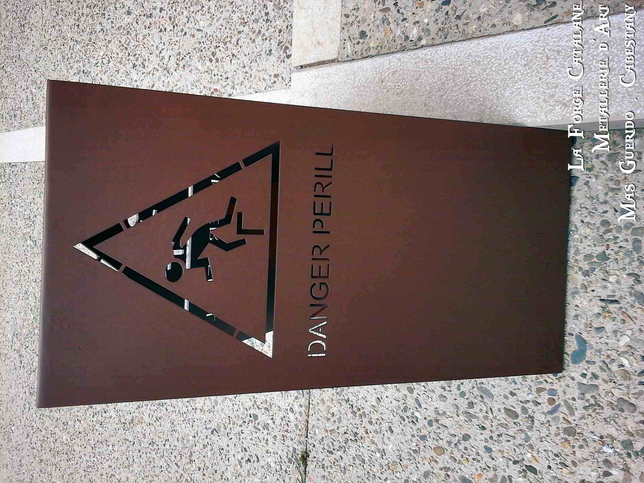 panneau de signialisation forge catalane.jpg